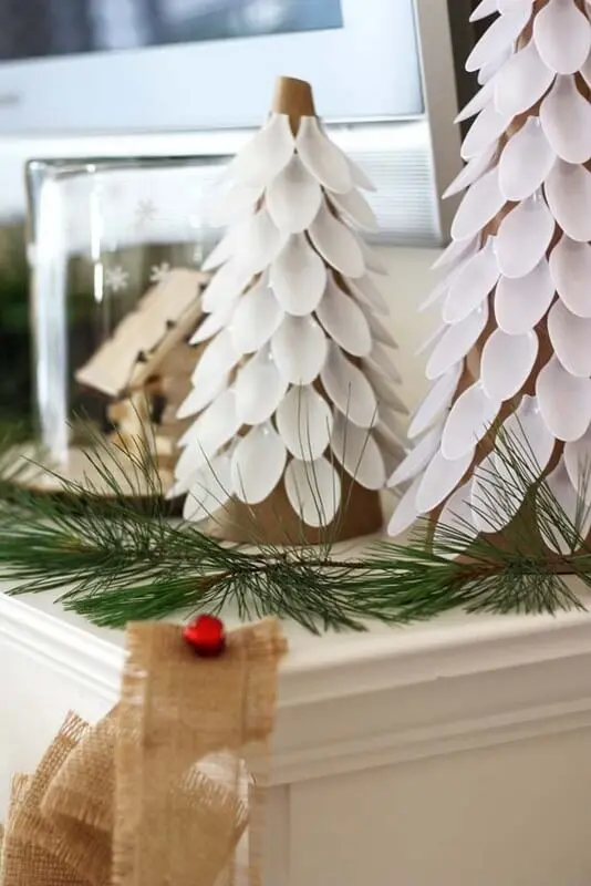 Árvore de natal artesanal feita com colher de plástico Foto de K4 Craft