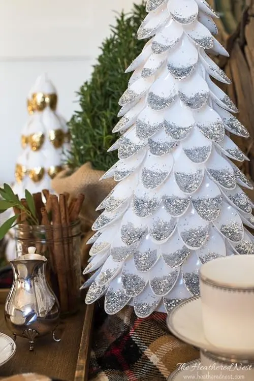 Árvore de natal artesanal feita com colher de plástico com glitter Foto de The Heathered Nest