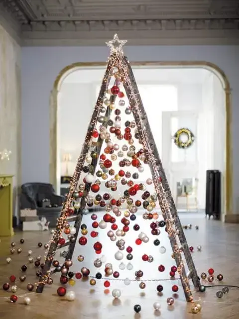 Árvore de natal artesanal feita com escada e bolinhas de natal Foto de Cord Magazine