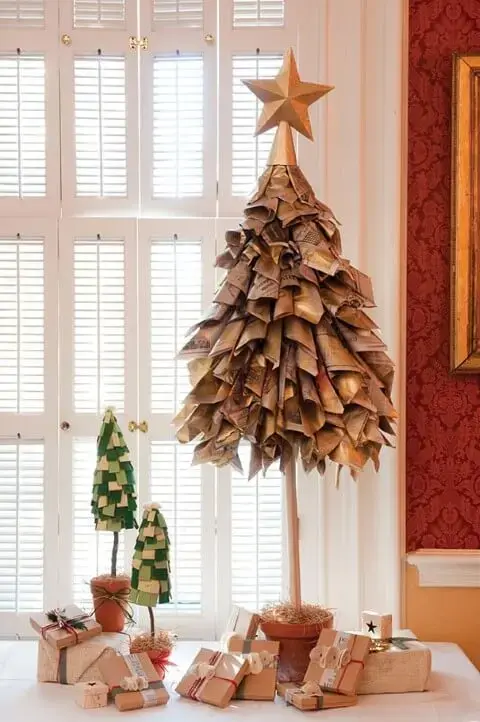 Árvore de natal artesanal feita com jornais Foto de Design Bump