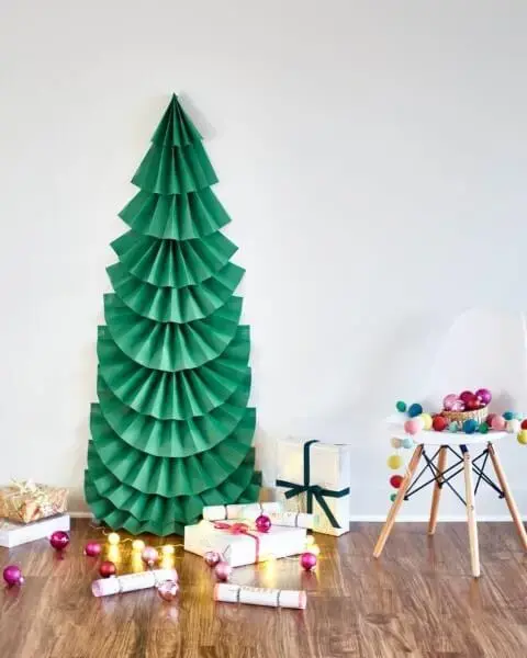 Árvore de natal artesanal feita com papel verde Foto de Eko Republika
