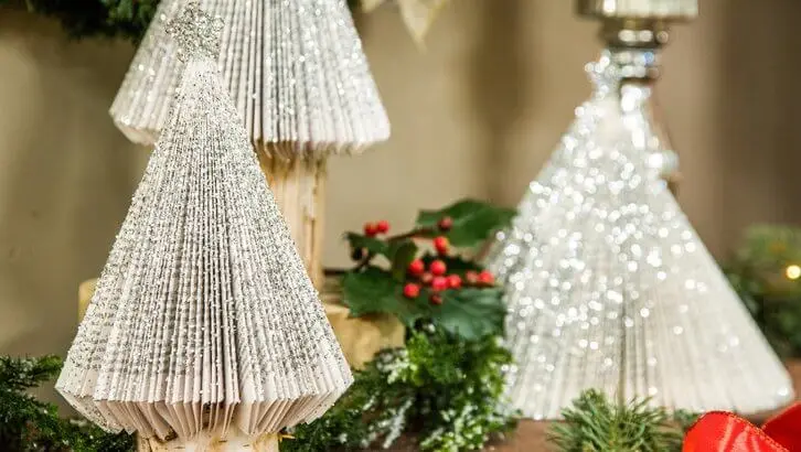 Árvore de natal artesanal feita com páginas de livros e glitter Foto de Hallmark Channel