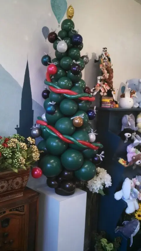Árvore de natal artesanal feita de balões Foto de Mashable