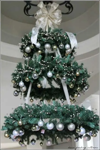 Árvore de natal artesanal feita de guirlandas Foto de Mobile Home Living