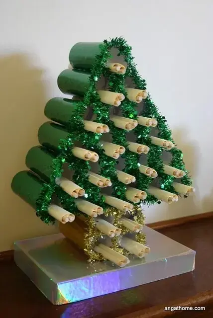 Árvore de natal artesanal feita de tubos de papelão Foto de Angathome