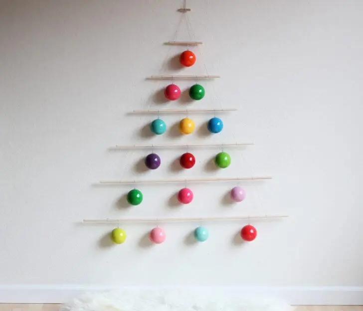 Árvore de natal artesanal minimalista om bolas coloridas Foto de In Habitat