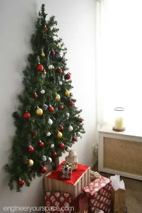 Árvore de natal artesanal na parede com bolas de natal Foto de Engineer Your Space
