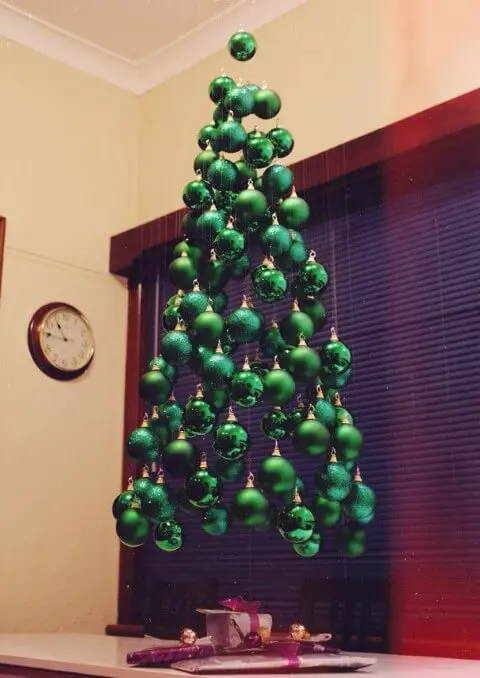 Árvore de natal artesanal suspensa feita com bolas verdes Foto de Bored Panda