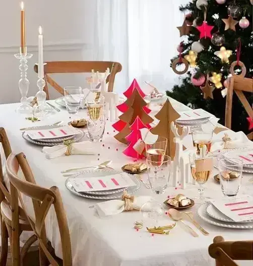Árvores de natal de papel como decoração de mesa de ceia de natal Foto de DIY Enthusiasts