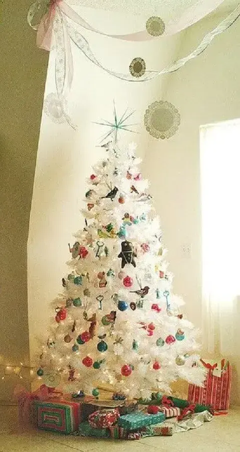 árvore de natal branca decorada com enfeites coloridos Foto Design Shuffle
