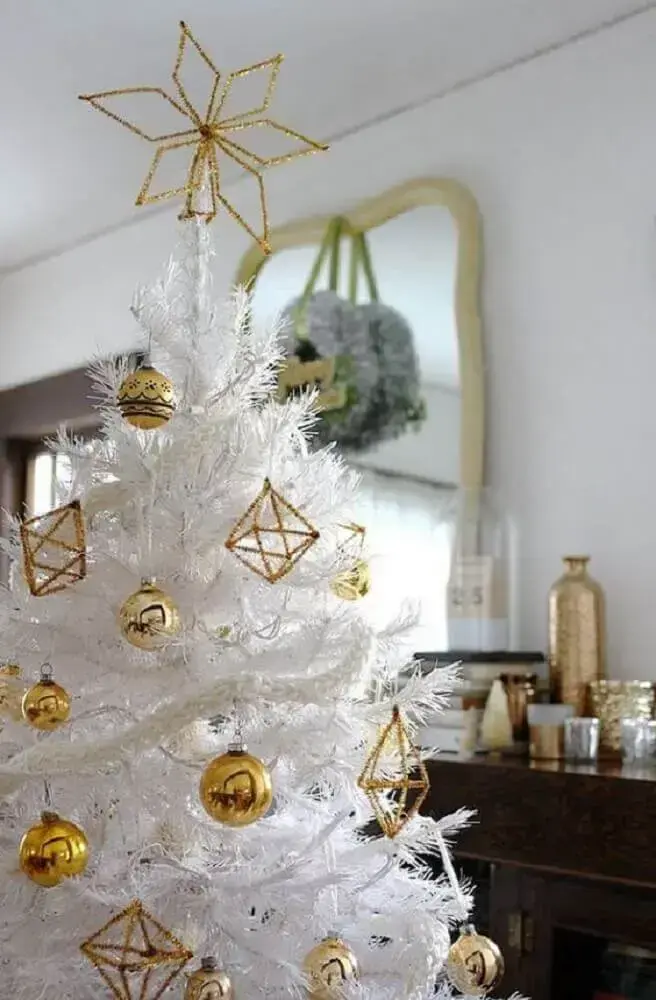árvore de natal branca decorada com enfeites dourados Foto Smile And Wave