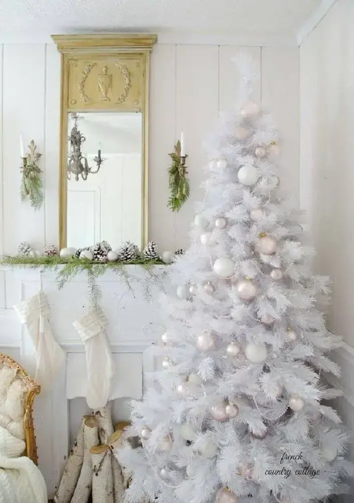 árvore de natal branca decorada com enfeites em cores neutras Foto Pinterest