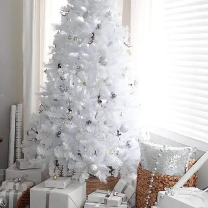 árvore de natal branca decorada com enfeites pratas Foto Setting for Four