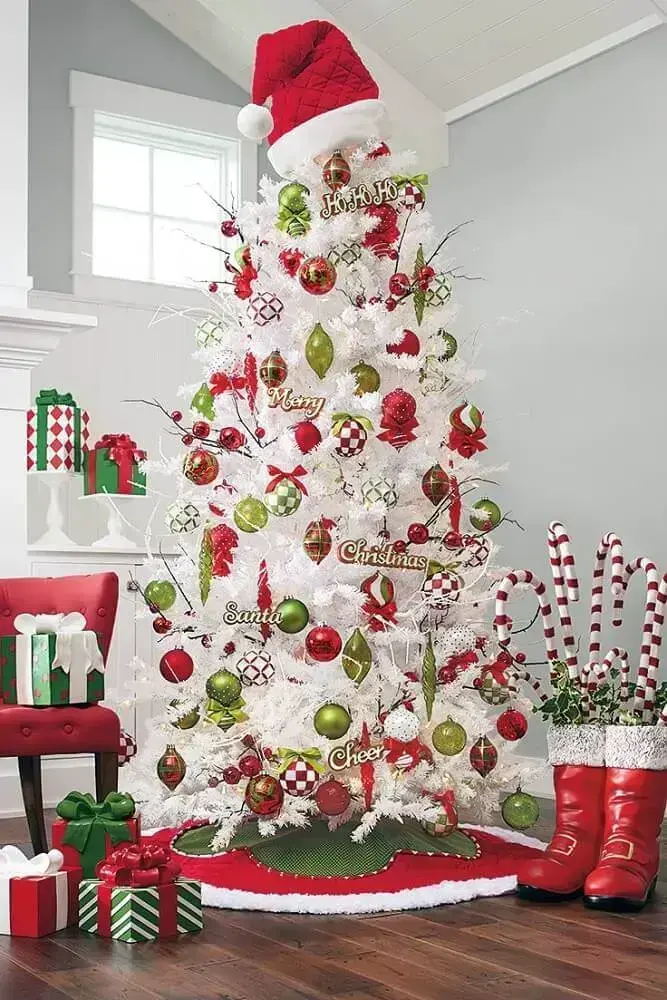 árvore de natal branca decorada com enfeites verdes e vermelhos Foto Pinterest