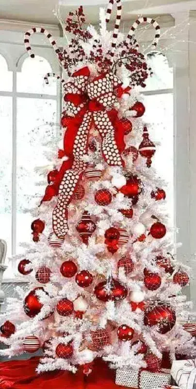 árvore de natal branca decorada com enfeites vermelhos Foto KrisPowell