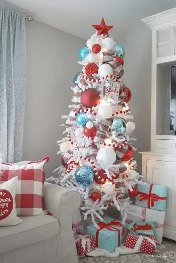 árvore de natal branca decorada com grandes bolas de natal Foto Pinterest