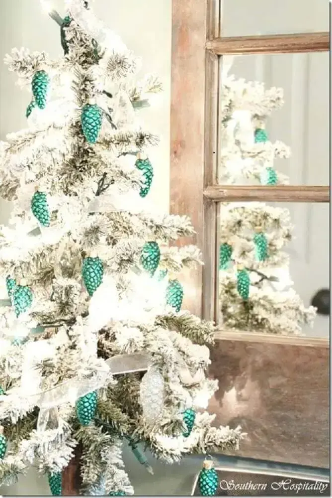 árvore de natal branca e verde Foto Vybes