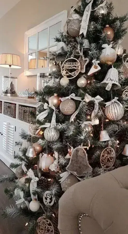 árvore de natal decorada com enfeites prata e dourado Foto Room a Holic