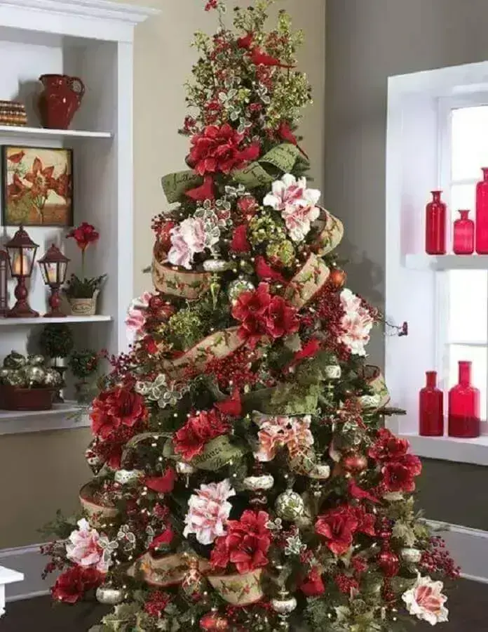 Christmas tree decorated with red flowers Foto Studio52