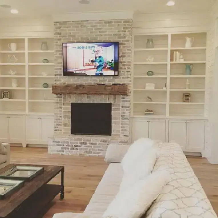 A sala de TV pode ficar com uma proteção térmica e acústica mais agradável com o piso laminado