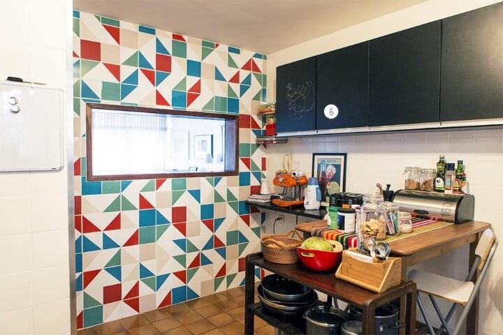 Apartamento pequeno decorado com abertura entre a cozinha e a sala Projeto de Casa Aberta