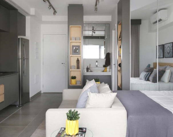 Apartamento pequeno decorado com ambientes integrados Projeto de Sesso e Dalanezi