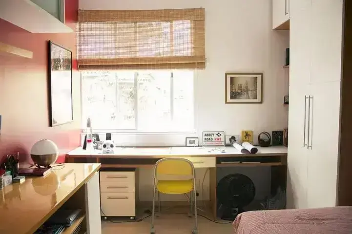 Apartamento pequeno decorado com armário embutido e home office no quarto Projeto de Casa Aberta