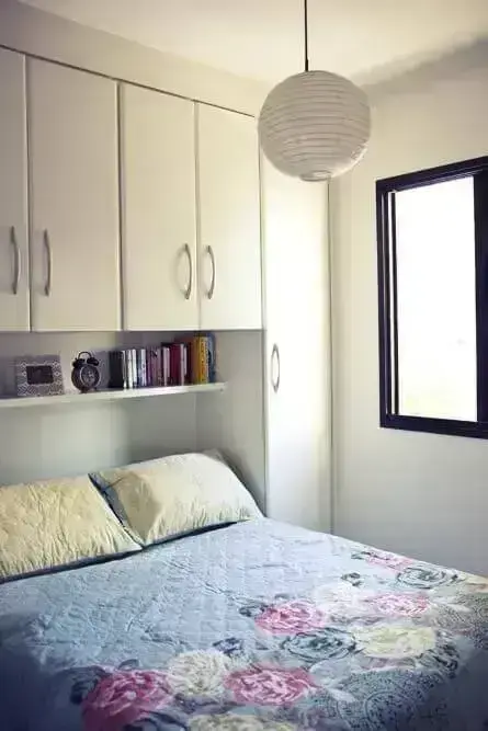 Apartamento pequeno decorado com armário embutido na parede da cama Projeto de Casa Aberta