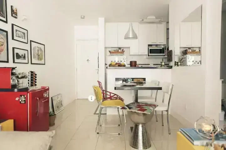 Apartamento pequeno decorado com armários aéreos na cozinha Projeto de Casa Aberta