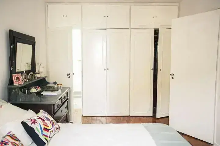 Apartamento pequeno decorado com armários embutidos em quarto de casal Projeto de Casa Aberta