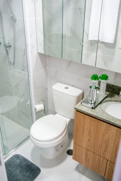 Apartamento pequeno decorado com banheiro simples e espelheira Projeto de Danyela Correa