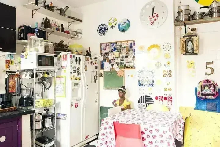 Apartamento pequeno decorado com cozinha aberta integrada à sala de jantar Projeto de Casa Aberta