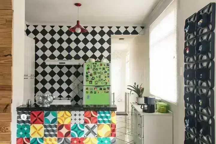 Apartamento pequeno decorado com cozinha americana com balcão com adesivos de azulejos Projeto de Casa Aberta