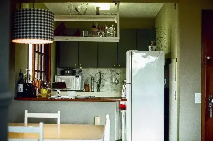 Apartamento pequeno decorado com cozinha americana integrada à sala de jantar Projeto de Casa Aberta