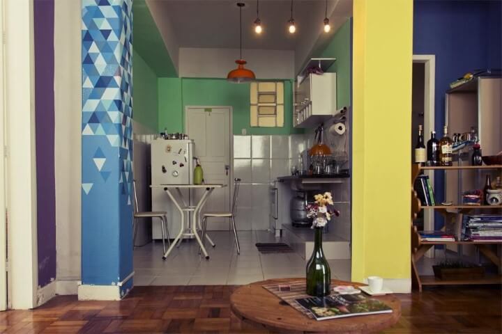 Apartamento pequeno decorado com cozinha colorida aberta Projeto de Casa Aberta