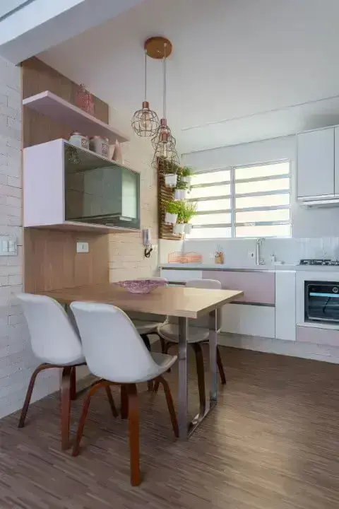 Apartamento pequeno decorado com cozinha integrada com sala de jantar Projeto de Márcia Addor