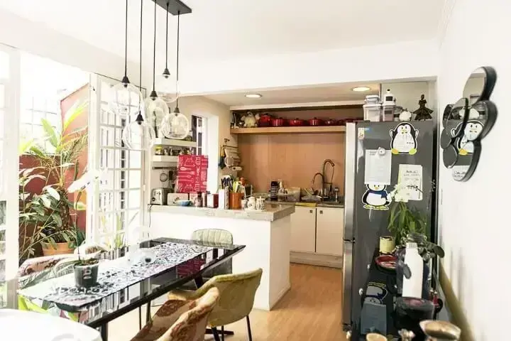 Apartamento pequeno decorado com cozinha integrada à sala de jantar e varanda Projeto de Casa Aberta