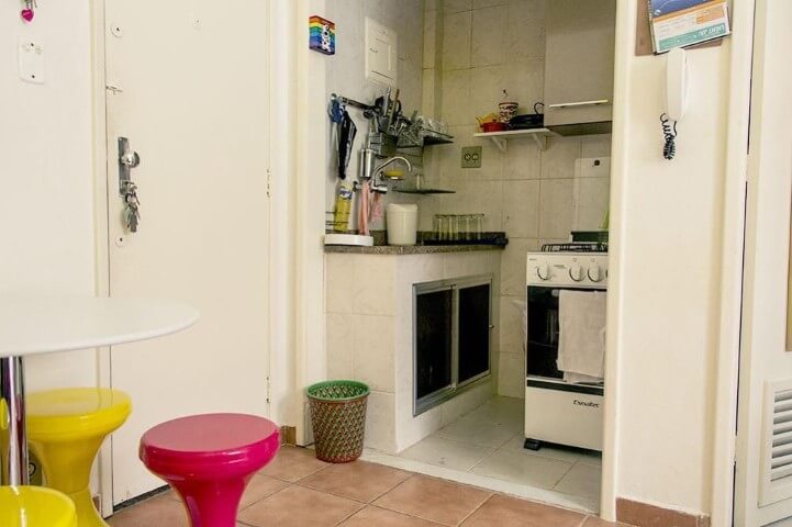 Apartamento pequeno decorado com cozinha pequena aberta Projeto de Casa Aberta