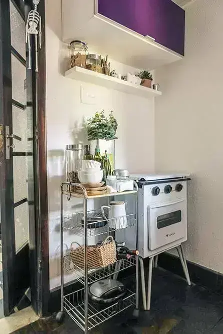 Apartamento pequeno decorado com cozinha pequena e fogão pequeno Projeto de Casa Aberta