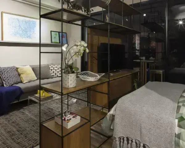 Apartamento pequeno decorado com estante como divisória de ambientes Projeto de Decoradoria Decoração Online