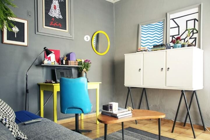 Apartamento pequeno decorado com home office na sala de estar Projeto de Casa Aberta