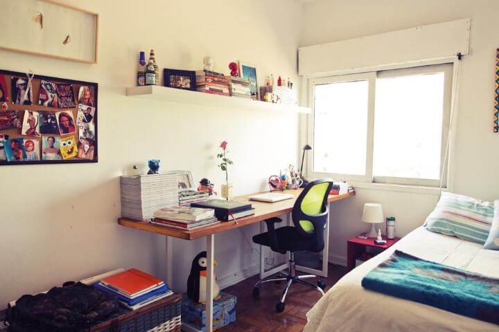 Apartamento pequeno decorado com home office no quarto Projeto de Casa Aberta