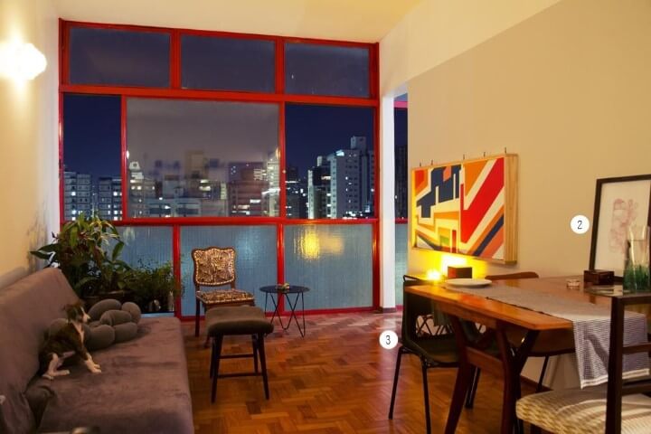 Apartamento pequeno decorado com janela ampla na sala integrada Projeto de Casa Aberta