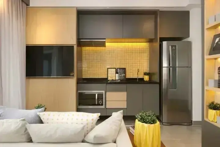 Apartamento pequeno decorado com móveis planejados na sala integrada à cozinha Projeto de Sesso e Dalanezi