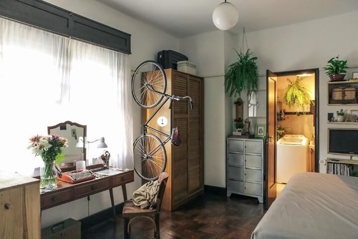 Apartamento pequeno decorado com quarto com home office Projeto de Casa Aberta