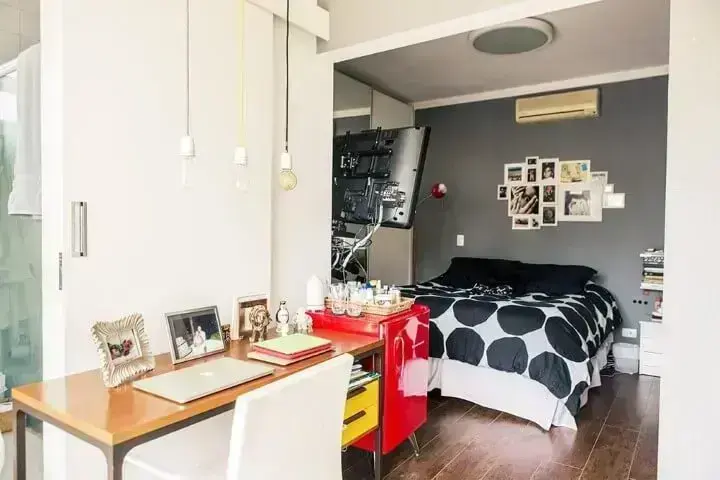 Apartamento pequeno decorado com quarto integrado à sala Projeto e Casa Aberta