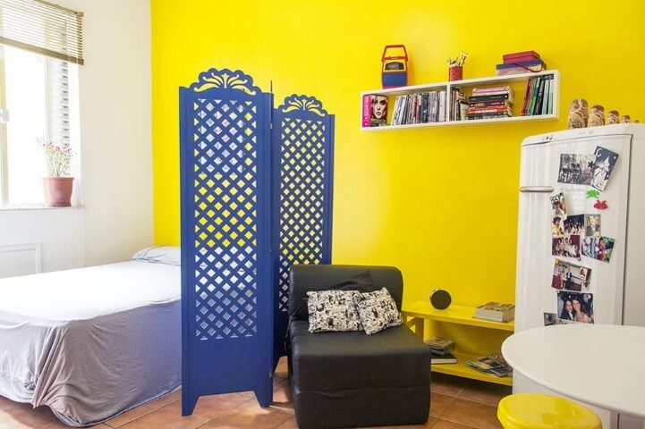 Apartamento pequeno decorado com quarto, sala e cozinha integrados Projeto de Casa Aberta