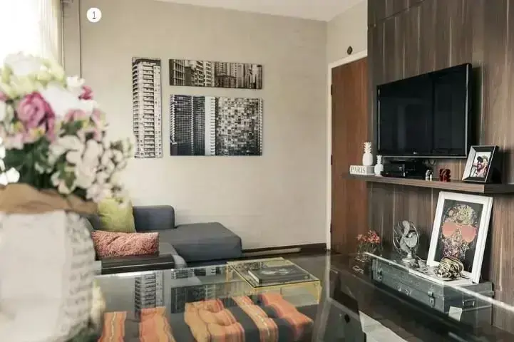 Apartamento pequeno decorado com sala de estar integrada à sala de TV pequena Projeto de Casa Aberta