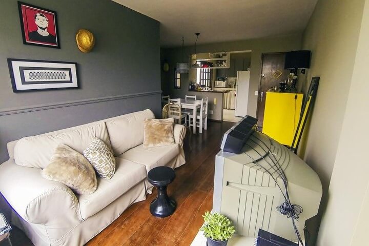 Apartamento pequeno decorado com salas de jantar e de TV integradas Projeto de Casa Aberta