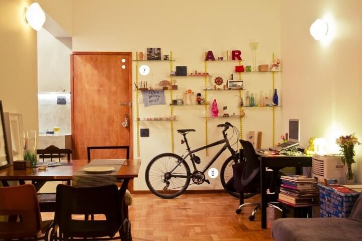 Apartamento pequeno decorado com salas integradas com home office Projeto de Casa Aberta